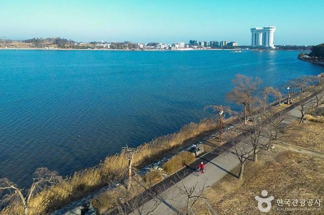 [경포호 일대 전경, 출처 : 한국관광공사]