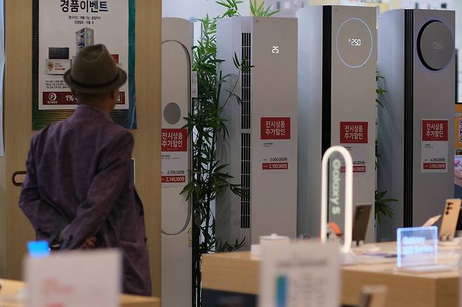 서울 시내 대형마트에서 한 시민이 에어컨을 살펴보고 있다. [연합]