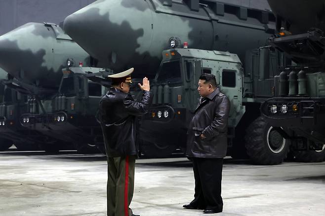 김정은 북한 국무위원장이 2024년 10월 화성-18형으로 추정되는 대륙간탄도미사일(ICBM)이 배치된 전략미사일 기지를 찾은 모습. [평양 노동신문=뉴스1]