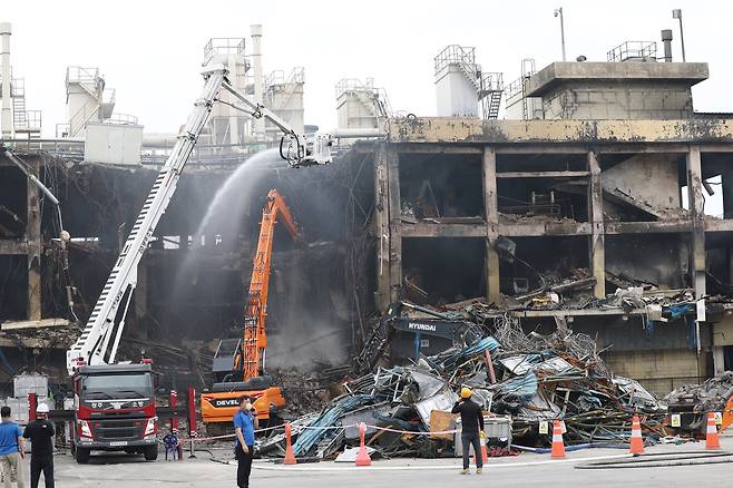 금호타이어 광주공장에서 수습당국이 중장비를 이용해 불이 난 건물을 해체하고 있다. <연합뉴스>