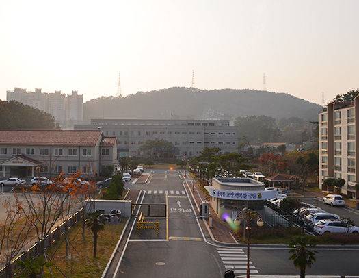 [통영=뉴시스] 신정철 기자= 경남 통영시 용남면에 소재한 통영구치소에서 지난해 8월 25일 오전 9시 10분께 수용자 간 폭행 사건이 벌어져 50대 피해자가 10개월째 의식 불명 상태에서 깨어나지 못하고 있다. 피해자 가족들은 통영구치소의 관리 부실 책임을 주장하고, 진정과 소송을 제기하는 등 진상 규명을 촉구하고 있다고 23일 밝혔다.사진은 통영구치소 전경.(사진=통영구치소 홈페이지 캠쳐).2025.06.23. photo@newsis.com *재판매 및 DB 금지