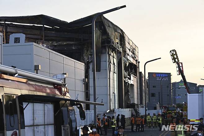[화성=뉴시스] 김종택 기자 = 지난해 6월 24일 경기 화성시 서신면 소재 일차전지 제조 업체 공장 화재 현장에서 소방대원들이 현장 수습 및 실종자 수색을 하고 있다. 2024.06.24.  jtk@newsis.com