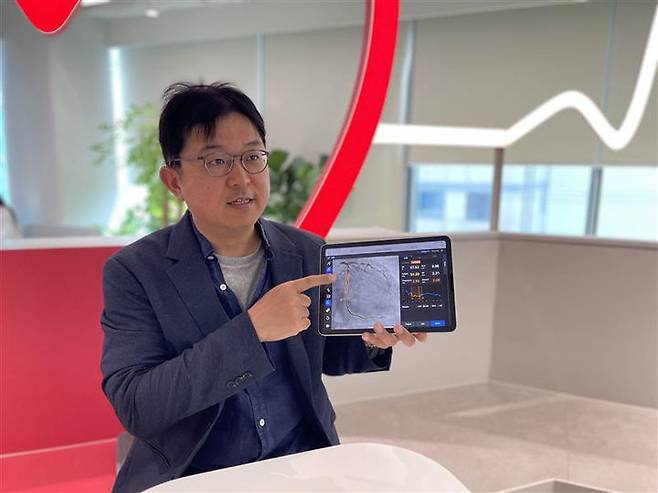 [서울=뉴시스] 송교석 메디픽셀 대표가 지난달 28일 서울 강남구 본사에서 심혈관 질환을 진단하고 치료하기 위한 의료기기 소프트웨어(SaMD)에 대해 설명하고 있다. (사진=메디픽셀 제공) 2025.06.20. photo@newsis.com *재판매 및 DB 금지