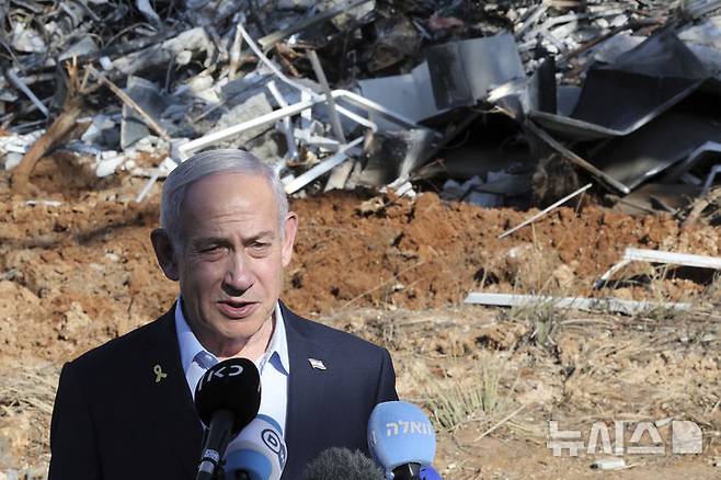 [레호보트=AP/뉴시스] 베냐민 네타냐후 이스라엘 총리가 6월 20일 이스라엘 레호보트에서 이란의 미사일 공격을 받은 와이즈만 과학연구소를 방문해 성명을 발표하고 있다. 네타냐후 총리는 "이 공격은 이스라엘만의 문제가 아니라 전 세계 자유 진영이 직면한 위협"이라고 강조하며 이란의 핵무기와 탄도미사일 역량을 겨냥한 작전을 "필요한 한 계속하겠다"라고 밝혔다. 2025.06.23.