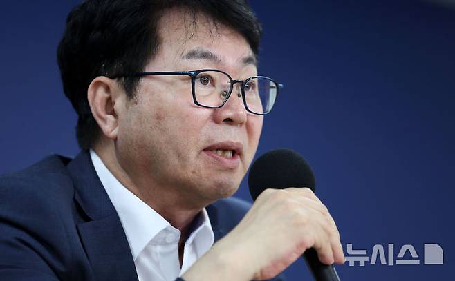 [서울=뉴시스] 홍효식 기자 = 이한주 국정기획위원회 위원장이 22일 오후 서울 종로구 정부서울청사 창성동 별관 브리핑실에서 기자간담회를 하고 있다. 2025.06.22. yesphoto@newsis.com