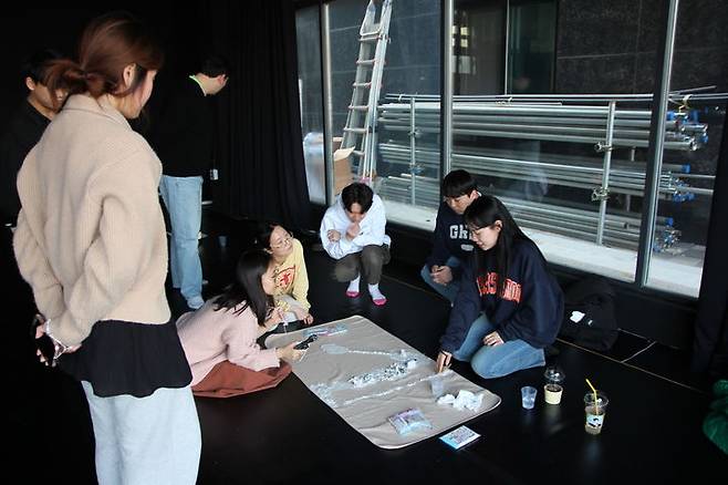 섬마을_2025_워크숍 및 결과물 설치_지점토, 수건, 담요, 베갯잇 등 (참여자들이 가져온 각종 지도 판) *재판매 및 DB 금지