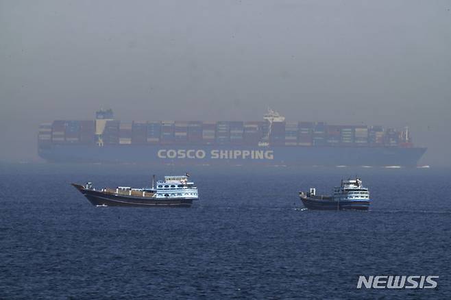 [호르무즈 해협=AP/뉴시스]2023년 5월 호르무즈 해협에서 항해 중인 대형 컨테이너선과 선박. 사진은 기사 본문과 관계 없음. 2025.06.23.