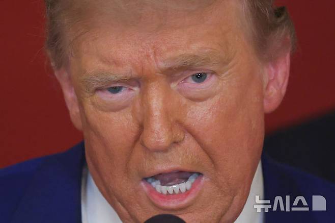 [워싱턴=AP/뉴시스] 미군이 이란 주요 핵 시설에 대한 공습을 단행한 지난 21일(현지 시간) 도널드 트럼프 대통령이 백악관 이스트룸에서 대국민 연설을 하고 있다. 이번 공격 계획은 극소수 참모들만 인지하던 극비리 사안이었던 것으로 전해졌다. 2025.06.23.