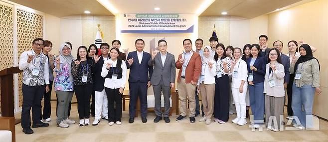 [부천=뉴시스] 정일형 기자 = 남동경 부천시 부시장과 개도국 지방행정과정 연수단 단체사진. (사진=부천시 제공)