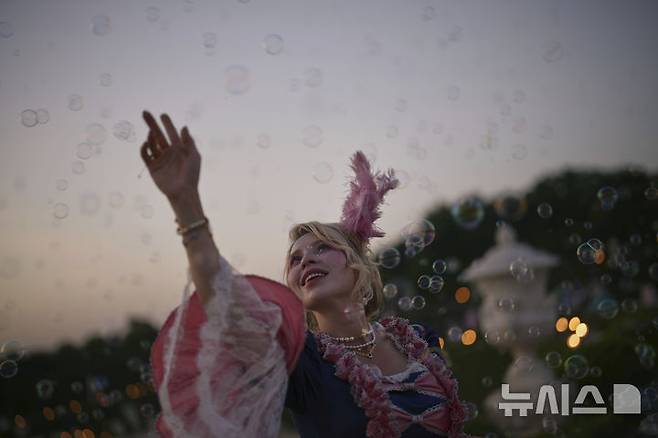 <font style="vertical-align: inherit;"><font style="vertical-align: inherit;">[베르사유=AP/뉴시스] 21일(현지 시간) 프랑스 파리 베르사유 궁전 오랑주리에서 열린 가면 무도회에 참가한 우크라이나인이 포즈를 취하고 있다. 2025.06.23.</font></font>