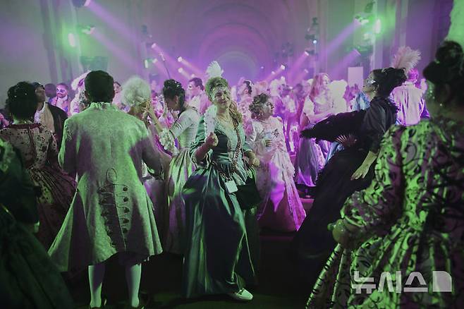 [베르사유=AP/뉴시스] 22일(현지 시간) 프랑스 파리 베르사유 궁전 오랑주리에서 열린 가면 무도회에 참가한 참가자들이 춤을 추고 있다. 2025.06.23.