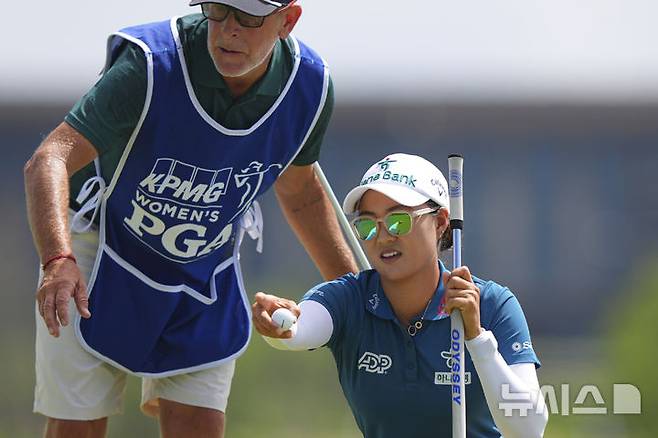 [프리스코=AP/뉴시스]빗자루 퍼터로 우승한 이민지. 2025.06.22.