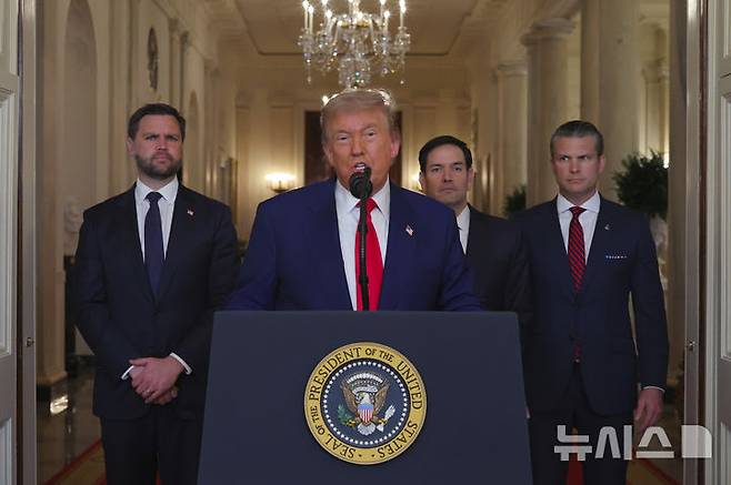 [워싱턴=AP/뉴시스] 도널드 트럼프 미국 대통령이 21일(현지 시간) 워싱턴 백악관에서 이란 공격 관련 대국민 연설하고 있다. 2025.06.22.