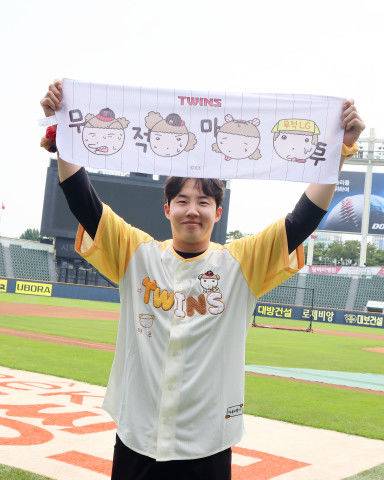 [서울=뉴시스]프로야구 LG 트윈스는 지난해에 이어 두 번째로 네이버웹툰 '마루는 강쥐'와의 콜라보레이션을 진행한다고 23일 밝혔다. 사진은 관련 유니폼을 착용한 LG의 토종 에이스 임찬규의 모습. (사진=LG 트윈스 제공) 2025.06.23. photo@newsis.com *재판매 및 DB 금지