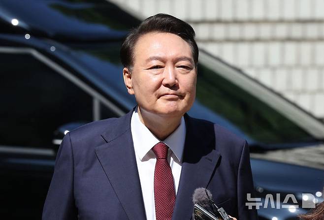 [서울=뉴시스] 사진공동취재단 = 윤석열 전 대통령이 23일 서울 서초구 서울중앙지방법원에서 열린 내란 우두머리 혐의·직권남용 권리행사 방해 혐의 사건 8차 공판에 출석하고 있다. 2025.06.23. photo@newsis.com