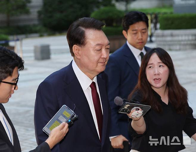 [서울=뉴시스] 사진공동취재단 = 윤석열 전 대통령이 23일 서울 서초구 서울중앙지방법원에서 열린 내란 우두머리 혐의·직권남용 권리행사 방해 혐의 사건 8차 공판에 출석하고 있다. 2025.06.23. photo@newsis.com