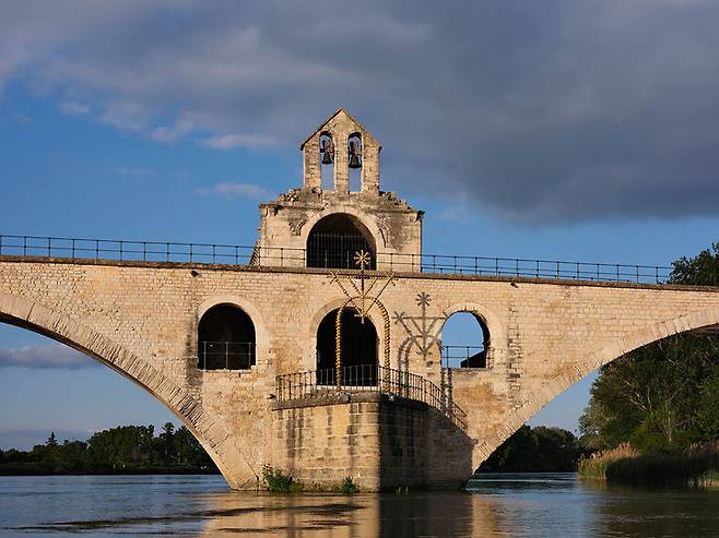 장-미셸 오토니엘 개인전 《오토니엘 코스모스 혹은 사랑의 유령》 전시전경 프랑스 아비뇽 다리, 2025 사진: François Deladerrière 이미지 제공: 국제갤러리 *재판매 및 DB 금지