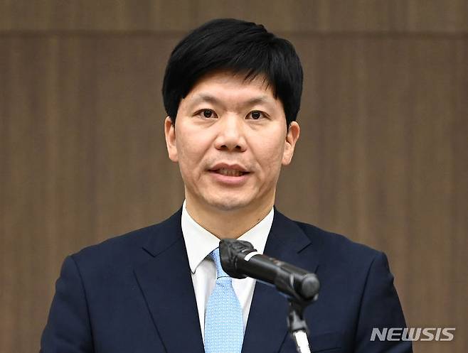 [수원=뉴시스] 김종택기자 = 권순정 신임 수원고검장이 16일 경기도 수원시 영통구 수원검찰청사 대강당에서 열린 제7대 고검장 취임식에서 취임사를 하고 있다. 2024.05.16. jtk@newsis.com