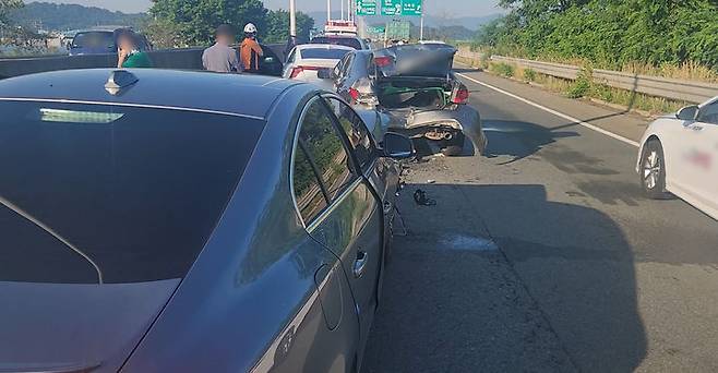 [부산=뉴시스] 23일 오전 부산 강서구의 한 도로에서 차량 연쇄 추돌 사고가 발생했다. (사진=부산경찰청 제공) 2025.06.23. photo@newsis.com *재판매 및 DB 금지