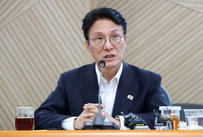 [대구=뉴시스] 이무열 기자 = 김민석 국무총리 후보가 20일 대구 수성구 대구디지털혁신진흥원에서 열린 AX 연구거점 조성을 위한 경청 간담회에서 인사말을 하고 있다. 2025.06.20. lmy@newsis.com