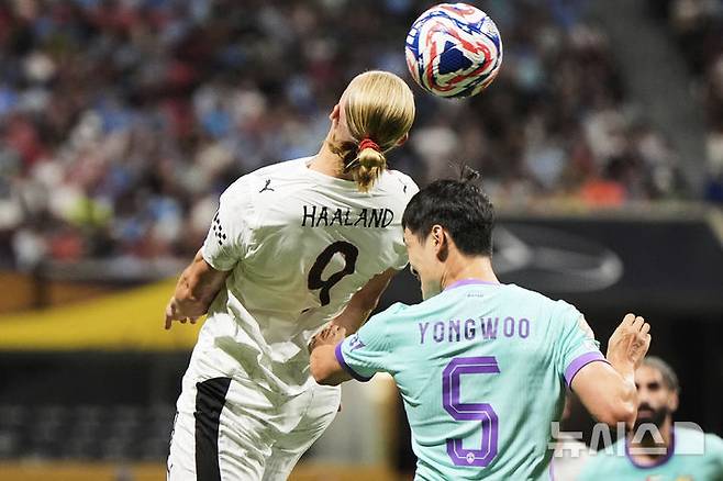 [애틀랜타=AP/뉴시스] 알아인(아랍에미리트)의 박용우(오른쪽)가 22일(현지 시간) 미 조지아주 애틀랜타의 메르세데스-벤츠 스타디움에서 열린 2025 국제축구연맹(FIFA) 클럽 월드컵 조별리그 G조 2차전 맨체스터 시티(영국)와 경기 중 엘링 홀란과 공중 볼을 경합하고 있다. 알아인이 0-3으로 뒤진 채 전반을 마쳤다. 2025.06.23.