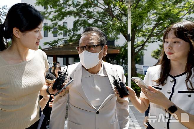 [서울=뉴시스] 배훈식 기자 = 건진법사로 불리는 전성배씨가 23일 오전 서울 양천구 서울남부지방법원에서 열린 정치자금법 위반 혐의 3차 공판에 출석하며 취재진의 질문을 받고 있다. (공동취재) 2025.06.23. photo@newsis.com