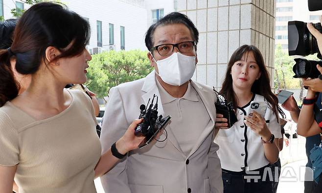 [서울=뉴시스] 배훈식 기자 = 건진법사로 불리는 전성배씨가 23일 오전 서울 양천구 서울남부지방법원에서 열린 정치자금법 위반 혐의 3차 공판에 출석하며 취재진의 질문을 받고 있다. (공동취재) 2025.06.23. photo@newsis.com