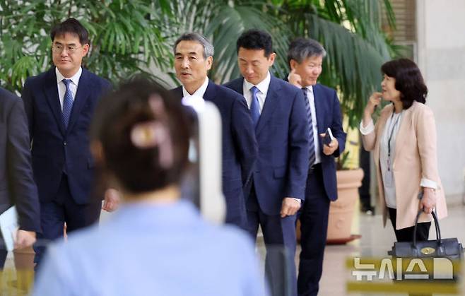 [서울=뉴시스] 홍효식 기자 = 윤석열 전 대통령 부인 김건희 여사 관련 의혹을 수사하는 민중기 특별검사를 비롯한 특검보들이 지난 18일 서울 서초구 서울중앙지방검찰청에서 박승환 검사장 직무대리와 면담을 마친 뒤 이동하고 있다. 왼쪽부터 김형근 특검보, 민중기 특검, 박상진, 문홍주, 오정희 특검보. 2025.06.23. yesphoto@newsis.com