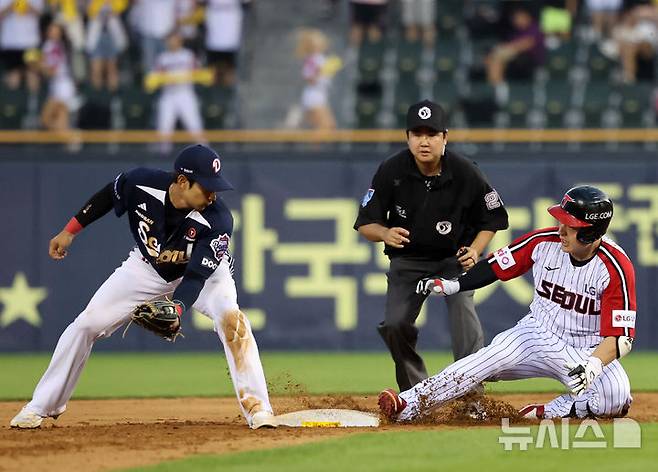 [서울=뉴시스] 배훈식 기자 = 22일 오후 서울 송파구 잠실야구장에서 열린 2025 신한 쏠뱅크 KBO리그 LG 트윈스와 두산 베어스의 경기, 8회말 1사 LG 박동원이 2루타를 터뜨리며 베이스에 안착하고 있다. 2025.06.22. dahora83@newsis.com