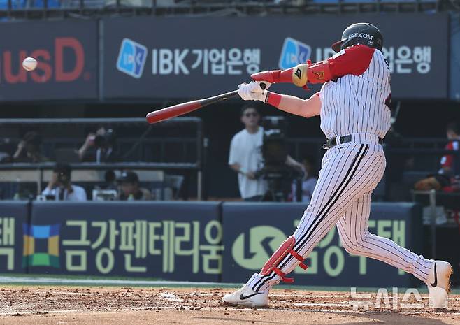 [서울=뉴시스] 배훈식 기자 = 22일 오후 서울 송파구 잠실야구장에서 열린 2025 신한 쏠뱅크 KBO리그 LG 트윈스와 두산 베어스의 경기, 2회말 1사 1루 상황에서 2루타를 때려내고 있다. 2025.06.22. dahora83@newsis.com