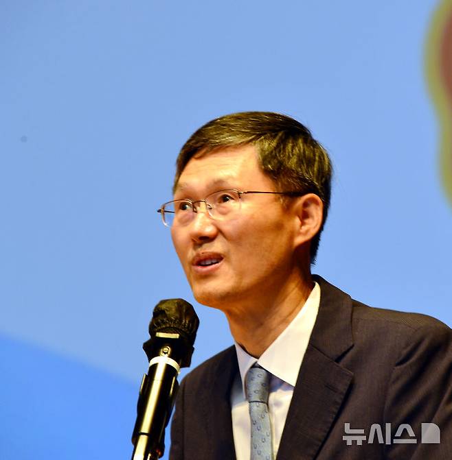 [순천=뉴시스] 김석훈 기자 = 문형배 전 헌법재판관이 13일 순천만생태문화교육원에서 열린 '민주시민 토크콘서트'에 참석해 '헌법의 관점에서 교육을 생각하다' 주제로 강의하고 있다. 2025.06.13. kim@newsis.com