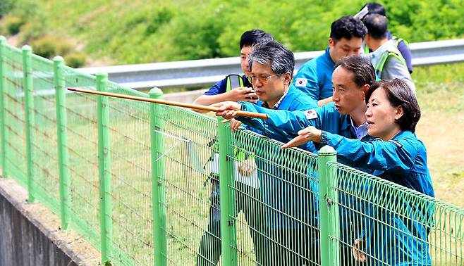 [공주=뉴시스] 강종민 기자 = 송미령 농림축산식품부 장관이 12일 충남 공주 정안저수지를 찾아 여름철 집중호우 대비 저수지 수위조절 현황과 시설물 작동상태, 예방 조치사항 등을 점검하고 있다. (사진=농식품부 제공) 2025.06.12. photo@newsis.com *재판매 및 DB 금지