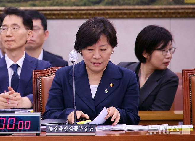 [서울=뉴시스] 김금보 기자 = 송미령 농림축산식품부 장관이 23일 오후 서울 여의도 국회에서 열린 농림축산식품해양수산위원회 전체회의에 참석하고 있다. 2025.06.23. kgb@newsis.com