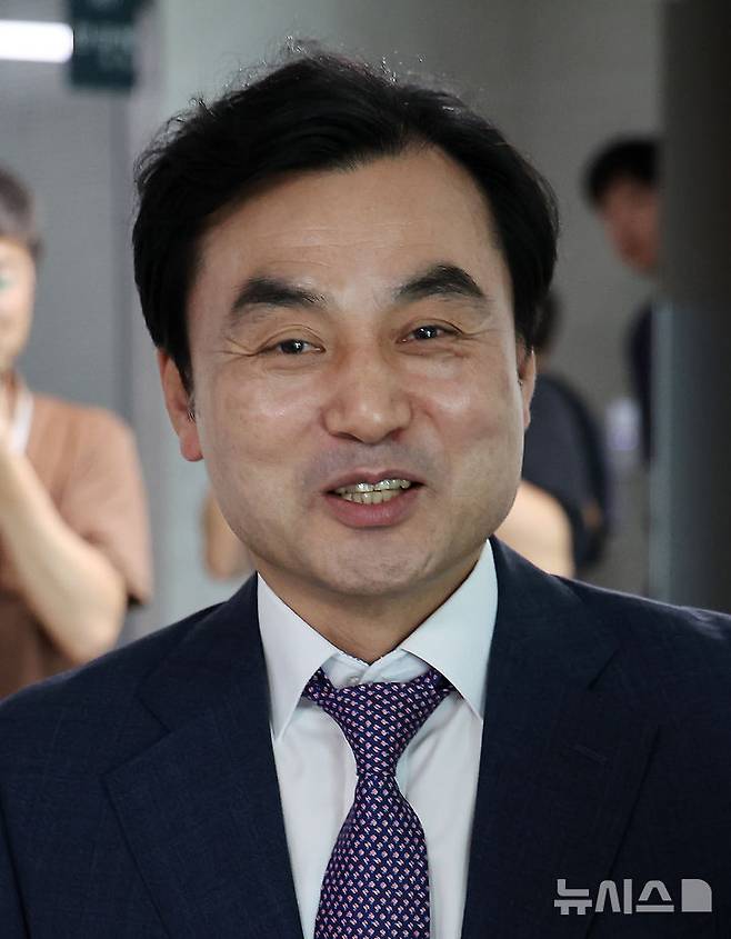 [서울=뉴시스] 김명년 기자 = 국방부 장관 후보자로 지명된 안규백 더불어민주당 의원이 23일 오후 서울 여의도 국회에서 취재진과 대화를 나누고 있다. 2025.06.23. kmn@newsis.com