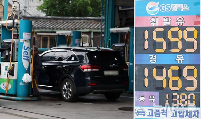 [서울=뉴시스] 홍효식 기자 = 정부가 오는 30일 종료 예정이었던 유류세 인하 조치를 2개월 더 연장하기로 한 16일 서울 시내 한 주유소에 유가 정보가 표시되어 있다.현재 적용 중인 휘발유 인하율은 10%, 경유 및 액화석유가스(LPG)부탄 인하율은 15%다. 2025.06.16. yesphoto@newsis.com