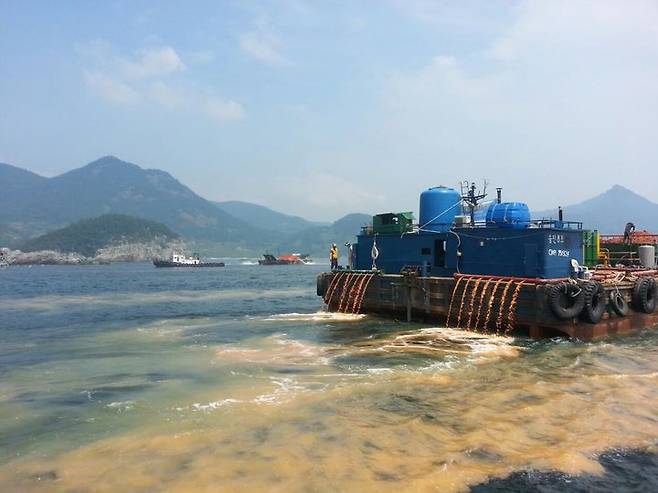 [창원=뉴시스] 적조 방제용 황토 살포 모습. (사진=뉴시스 DB). photo@newsis.com *재판매 및 DB 금지