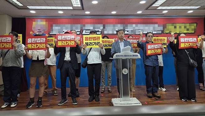 [울산=뉴시스] 구미현 기자 = 울산지역 보수단체인 자유민주주의수호단 및 울산시민연합은 23일 울산시교육청 프레스센터에서 기자회견을 열고 "25일 열릴 울산시교육청 초청 문형배 전 헌법재판관 강연을 반대한다"고 밝혔다. 2025.06.23. gorgeouskoo@newsis.com *재판매 및 DB 금지