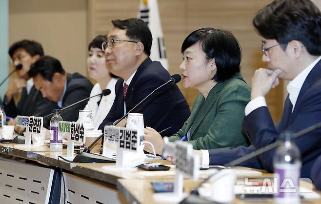 [서울=뉴시스] 최동준 기자 = 한성숙 전 네이버 대표가 지난 2020년 7월 6일 서울 여의도 국회의원회관에서 열린 '국회 디지털경제 혁신연구포럼 출범식' 좌담회에서 발언하고 있다. 2025.06.23. photocdj@newsis.com