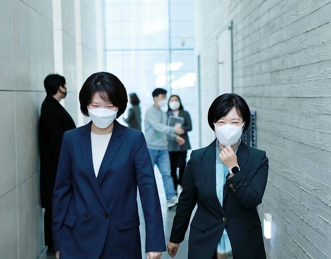 [서울=뉴시스]네이버 신임 최수연(왼쪽) 대표이사와 전임 한성숙 대표가 14일 경기도 성남시 분당 사옥에서 개최된 23기 정기 주주총회를 마친 직후 퇴장하고 있다. 2022.03.14 (사진=네이버 제공)