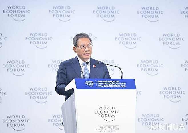 [다롄(중국)=신화/뉴시스] 리창 중국 국무원 총리가 오는 24일부터 중국 톈진에서 열리는 '하계 다보스포럼(WEF·세계경제포럼)'에서 특별 연설에 나설 예정이라고 중국 외교부가 밝혔다. 사진은 지난해 6월 25일 중국 동북부 랴오닝성 다롄에서 열린 하계 WEF 개막식에서 연설하는 리 총리. 2025.6.23