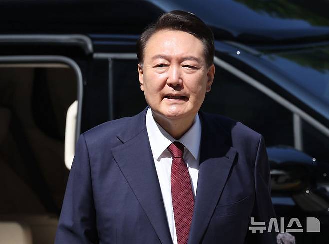 [서울=뉴시스] 사진공동취재단 = 윤석열 전 대통령이 23일 서울 서초구 서울중앙지방법원에서 열린 내란 우두머리 혐의·직권남용 권리행사 방해 혐의 사건 8차 공판에 출석하고 있다. 2025.06.23. photo@newsis.com