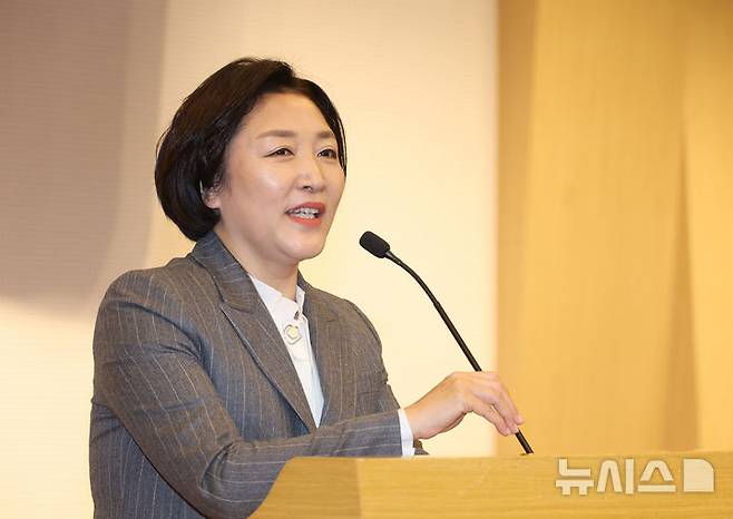 [서울=뉴시스] 고승민 기자 = 16일 서울 여의도 국회도서관에서 더불어민주당 전진숙, 정을호, 채현일 의원실 주최로 열린 '윤석열 정부 유보통합 문제점과 개선과제 : 보육계를 중심으로' 정책토론회에서 전진숙 의원이 환영사를 하고 있다. 2025.01.16. kkssmm99@newsis.com