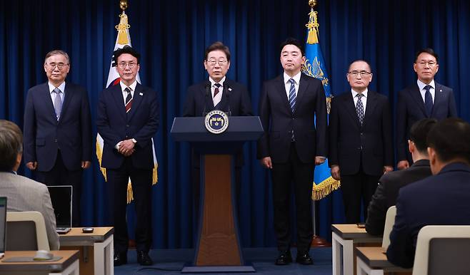 지난 6월 4일 이재명 대통령은 김민석 더불어민주당 의원(왼쪽 두번째)을 국무총리 후보로 지명했다. (출처:연합)&nbsp;