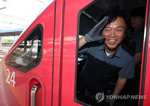 김영훈 노동장관 후보자, 마지막 열차 운행 전 인사 (김천=연합뉴스) 윤관식 기자 = 김영훈 고용노동부 장관 후보자가 23일 경북 김천역에서 ITX-마음 열차를 운행하기 위해 열차에 탑승해 배웅 나온 역무원에게 인사하고 있다.     김 후보자는 현직 한국철도공사(코레일) 기관사이며, 전 전국민주노동조합총연맹(민주노총) 위원장이다. 2025.6.23 psik@yna.co.kr