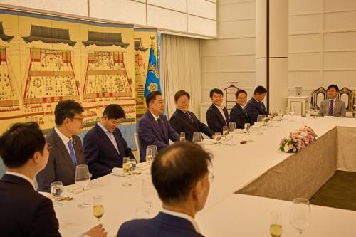 이재명 대통령, 민주당 원내지도부와 만찬 이재명 대통령, 민주당 원내지도부와 만찬     (서울=연합뉴스) 이재명 대통령이 23일 한남동 관저에서 더불어민주당 원내지도부와 만찬을 하고 있다. 2025.6.23 [대통령실 제공. 재판매 및 DB 금지]     photo@yna.co.kr (끝)   <저작권자(c) 연합뉴스, 무단 전재-재배포, AI 학습 및 활용 금지>