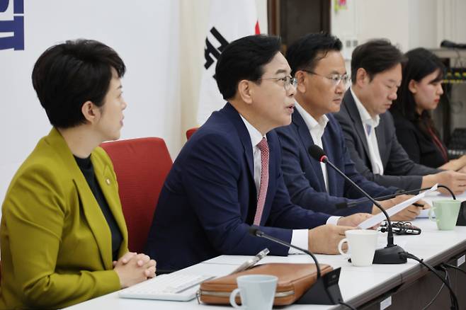 국민의힘 송언석 원내대표가 22일 서울 여의도 국회에서 대통령-여야 지도부 오찬 관련 기자간담회를 하고 있다. 연합뉴스