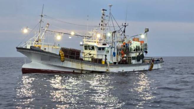 스크류에 부유물이 감긴 어선. 포항해경 제공