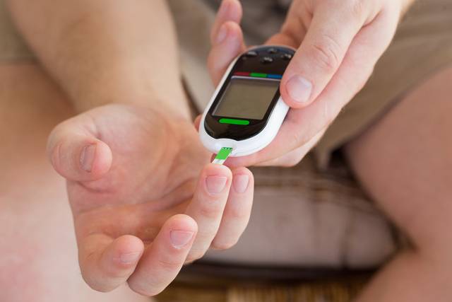 실시간 연속혈당측정기가 간헐적으로 혈당 수치를 확인하는 기기에 비해 당뇨병 환자의 혈당 관리에 효과적이라는 연구 결과가 나왔다. 사진은 기사의 특정 사실과 관련 없음. 게티이미지뱅크