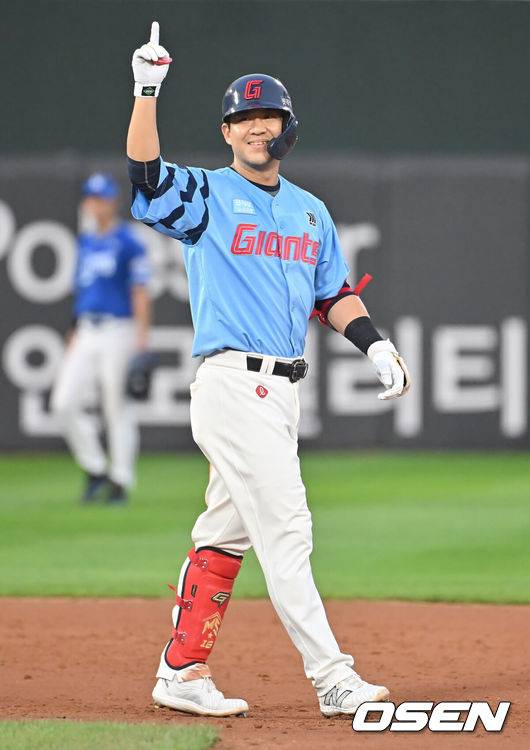 [OSEN=부산, 이석우 기자] 22일 부산 사직야구장에서 2025 신한 SOL 뱅크 KBO 리그 롯데 자이언츠와 삼성 라이온즈의 경기가 열렸다. 홈팀 롯데는 박세웅이, 방문팀 삼성은 원태인이 선발 출전했다.롯데 자이언츠 김민성이 7회말 1사 만루 역전 3타점 2루타를 치고 세리머니를 하고 있다. 2025.06.22 / foto0307@osen.co.kr