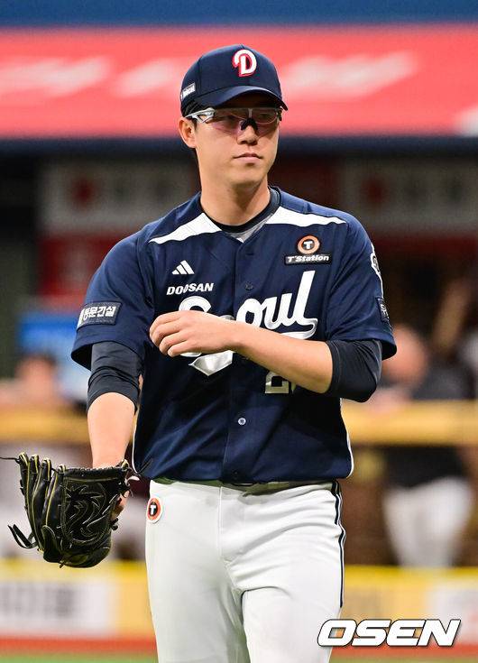 [OSEN=고척, 박준형 기자] 23일 오후 서울 고척스카이돔에서 ‘2025 신한 SOL BANK KBO리그’ 키움 히어로즈와 두산 베어스의 경기가 진행됐다.이날 키움은 김윤하를, 두산은 김유성을 선발투수로 내세웠다.1회말 삼자범퇴로 이닝을 마무리한 두산 선발투수 김유성이 마운드를 내려가고 있다.  2025.04.23 /